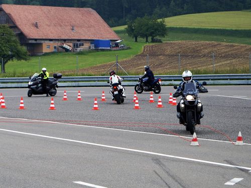 Motorradkurs Basic 1 in Ruswil: Motorräder fahren im Kreis