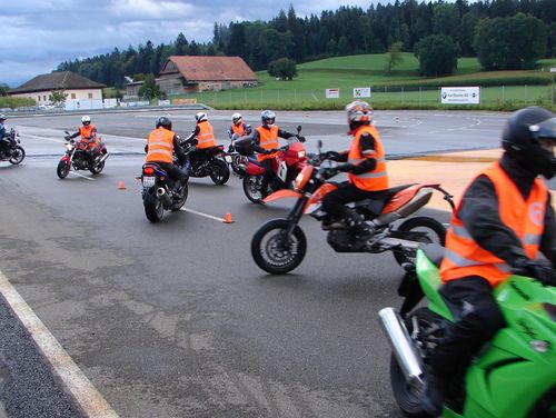 Motorradfahrer üben Kurvenfahren am WAB Kurs