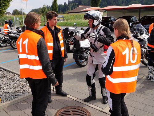 Motorradkurs «Sicher in die neue Töff-Saison» in Ruswil: Kursteilnehmer er-halten Instruktionen