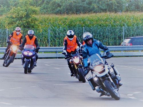 Motorradkurs Basic 2 in Ruswil: Motorradfahrer verbessern die Kurventechnik